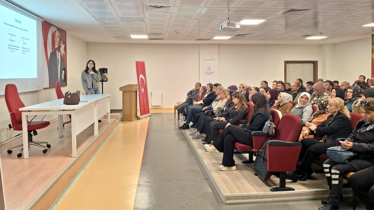 Toplumda tütün kullanımını azaltmak ve bireylerin sigara bırakma süreçlerini desteklemek amacıyla Karabük İl Sağlık Müdürlüğü tarafından ‘Yerinde Sigara Bırakma Danışmanlığı Hizmeti’ uygulanmaya devam ediyor.