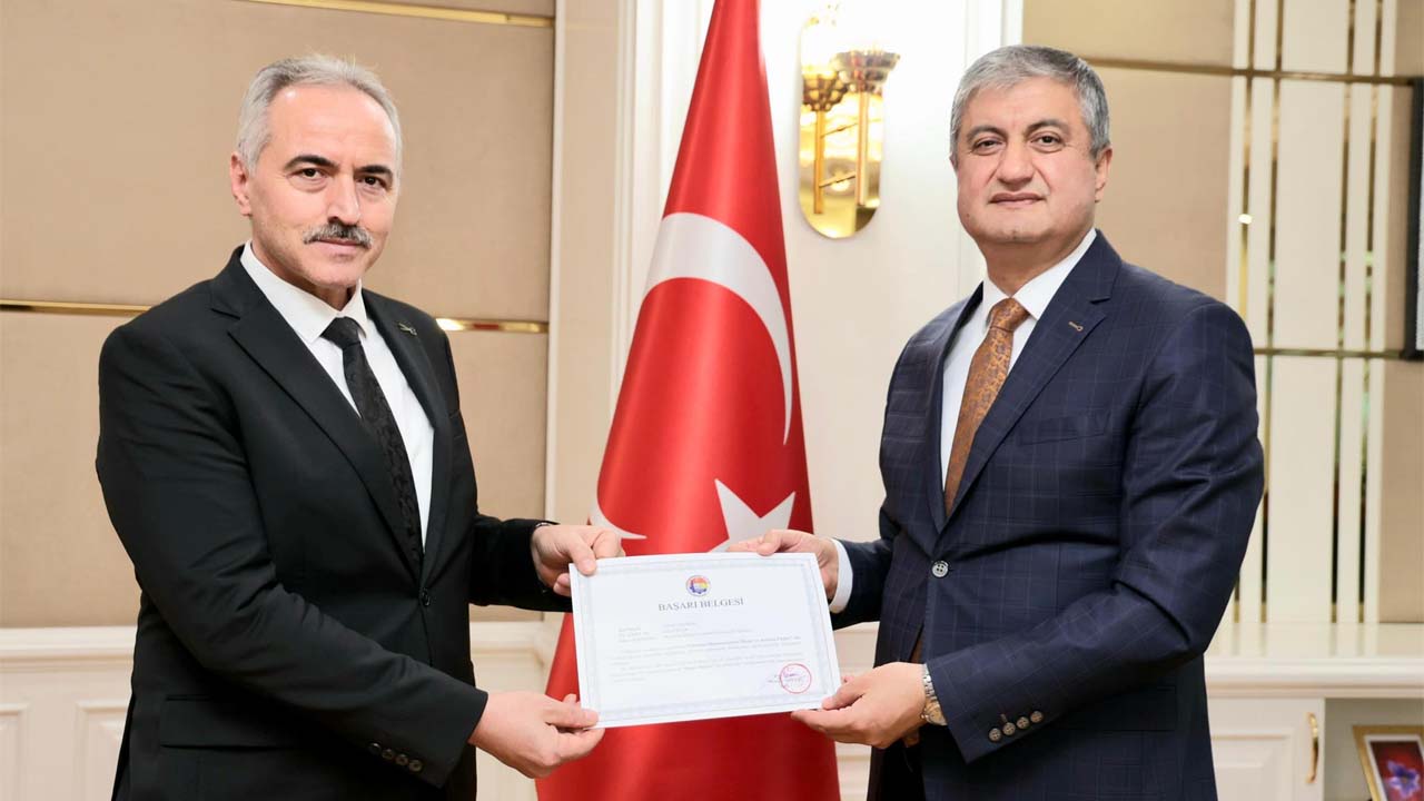 Sosyal Güvenlik Kurumu (SGK) Karabük İl Müdürü İsmail Yıldırım, Karabük Valisi Mustafa Yavuz tarafından Başarı Belgesi ile ödüllendirildi.