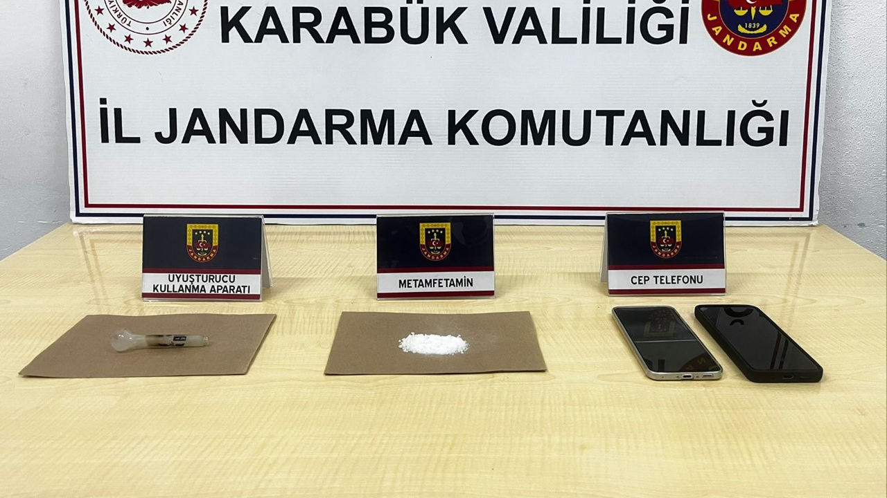 Karabük Cumhuriyet Başsavcılığı ve Safranbolu Cumhuriyet Savcılığı koordinesinde, İl Jandarma Komutanlığı ekiplerince Karabük Merkez ve Safranbolu ilçelerinde düzenlenen uyuşturucu operasyonunda 3 şüpheli gözaltına alındı.