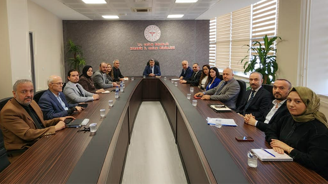 Karabük’te İl Sağlık Müdürü Op. Dr. İsmail Kara başkanlığında, müdürlük başkanları, başkan yardımcıları, il genelindeki hastane başhekimleri ve bağlı sağlık tesisi yöneticilerinin katılımıyla kapsamlı bir değerlendirme toplantısı gerçekleştirildi.