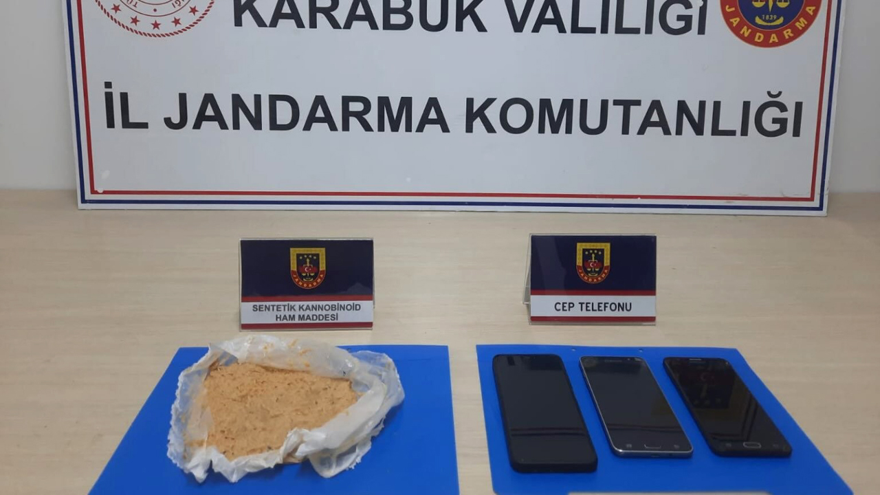 Karabük'ün Eskipazar ilçesinde jandarma ekipleri tarafından düzenlenen operasyonda, 20 kilogram bonzai üretiminde kullanılabilecek miktarda sentetik kannabinoid hammaddesi ele geçirildi.