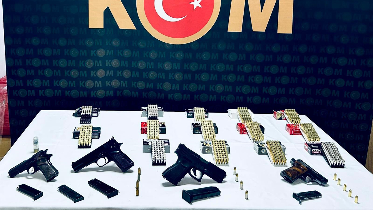 Karabük İl Emniyet Müdürlüğü Kaçakçılık ve Organize Suçlarla Mücadele (KOM) Şube Müdürlüğü ekipleri tarafından yürütülen istihbari ve saha çalışmaları sonucu iki ayrı adrese düzenlenen operasyonda ruhsatsız silah ve mühimmat ele geçirildi.