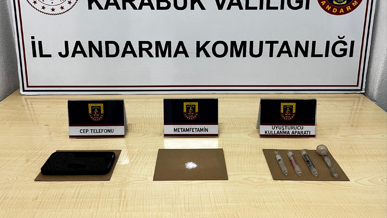 Karabük İl Jandarma Komutanlığı ekiplerince il genelinde gerçekleştirilen operasyonlarda, çeşitli türlerde uyuşturucu madde ele geçirilirken 5 şüpheli gözaltına alındı.