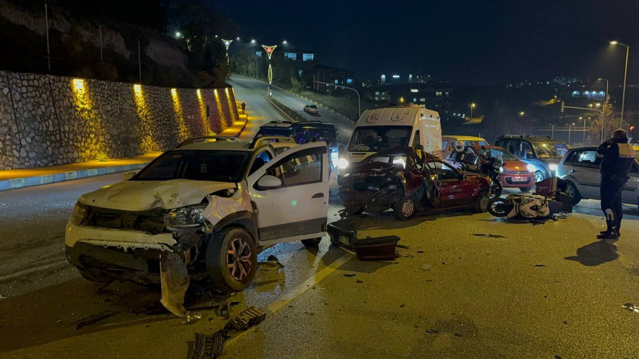 Karabük’te dört aracın karıştığı zincirleme trafik kazasında 3 kişi yaralandı.