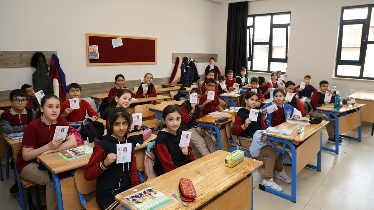Karabük’te "Afetler ve Dayanıklılık Ayı" dolayısıyla İl Milli Eğitim Müdürlüğü koordinesinde kent genelindeki tüm okullarda eş zamanlı afet tatbikatı yapıldı.