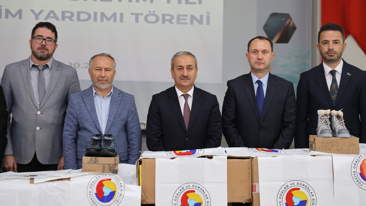Türkiye Odalar ve Borsalar Birliği (TOBB) ile Dünya Odalar Federasyonu Başkanı Sayın M. Rifat Hisarcıklıoğlu’nun değerli katkılarıyla, Karabük Ticaret ve Sanayi Odası (KTSO) tarafından bu yıl da ihtiyaç sahibi öğrencilere yönelik kışlık bot desteği sağlandı.