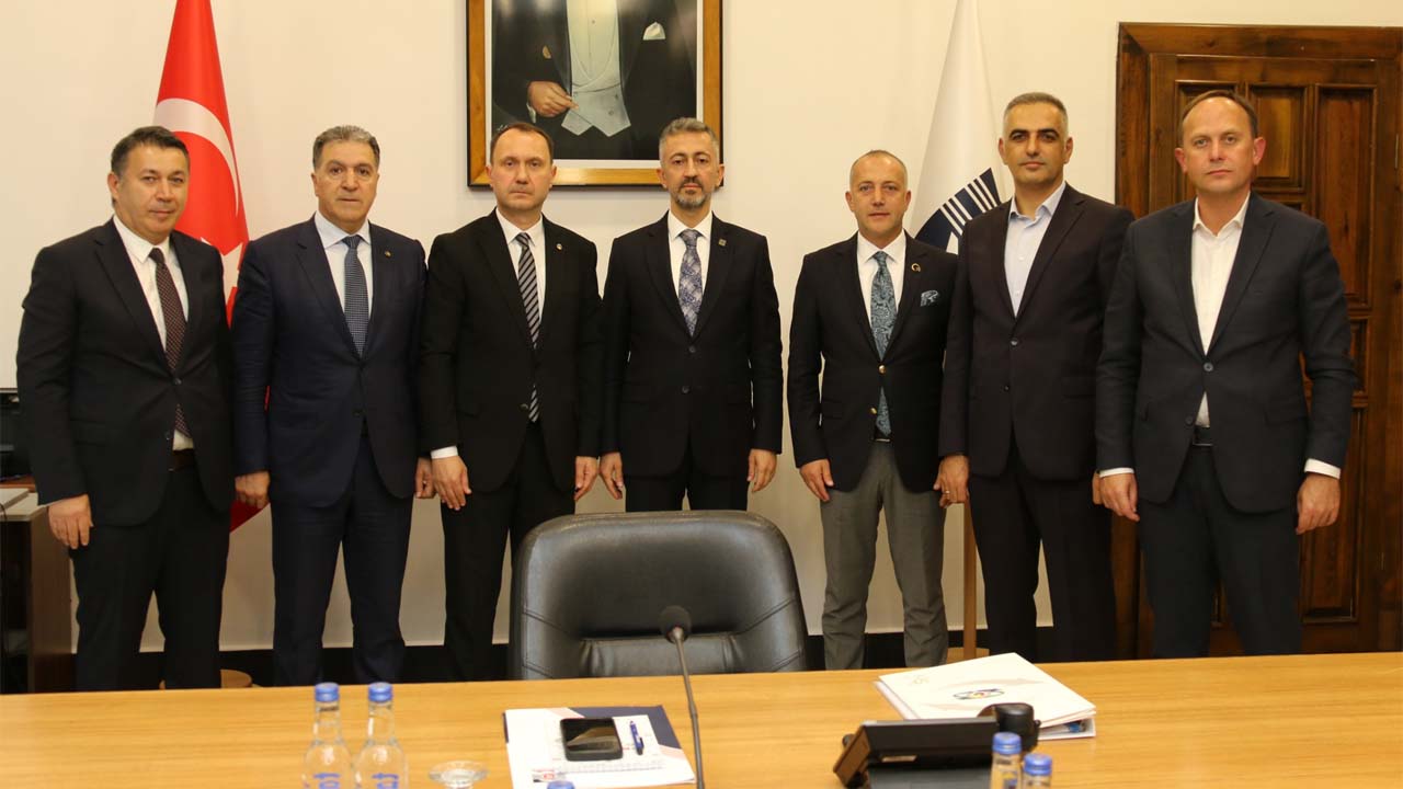 Karabük Ticaret ve Sanayi Odası (KTSO) Yönetim Kurulu Başkanı Fatih Çapraz ve Yönetim Kurulu üyeleri, Karabük Demir ve Çelik Fabrikaları (KARDEMİR) Yönetim Kurulu Başkanı Muhammed Ali Oflaz’ı ziyarette bulundu.