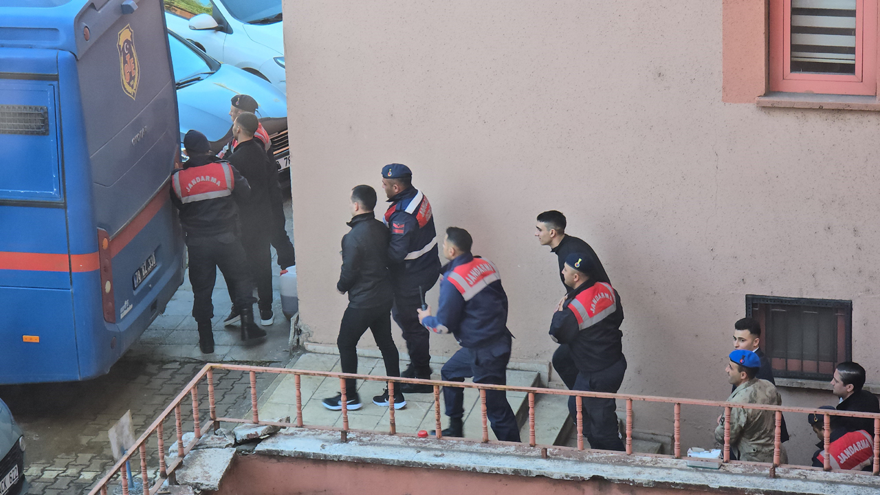 Karabük’ün Safranbolu ilçesinde silah ve levye ile girdikleri kuyumcu dükkanından 20 kilo altını alarak kaçan ve 15 saat sonra yakalanarak tutuklanan 5 kişi, ilk kez hakim karşısına çıktı.