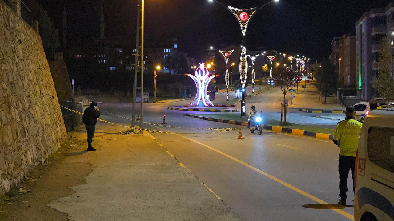Karabük’te sürücüsünün kontrolünü kaybettiği motosiklet kaldırıma çarparak sürüklendi. Kazada 1 lise öğrencisi hayatını kaybederken, 16 yaşındaki sürücü ise yaralandı.