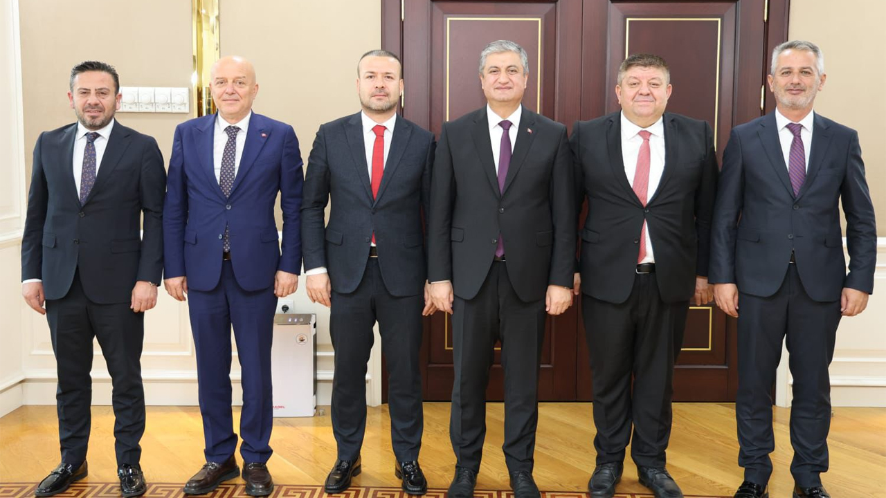 21 Eylül 2025 tarihinde gerçekleştirilen Özçelik-İş Sendikası Karabük Şubesi 10. Olağan Genel Kurulu’nda güven tazeleyen Şube Başkanı Kenan Yılmaz ve yönetim kurulu üyeleri, Vali Mustafa Yavuz’u makamında ziyaret etti.