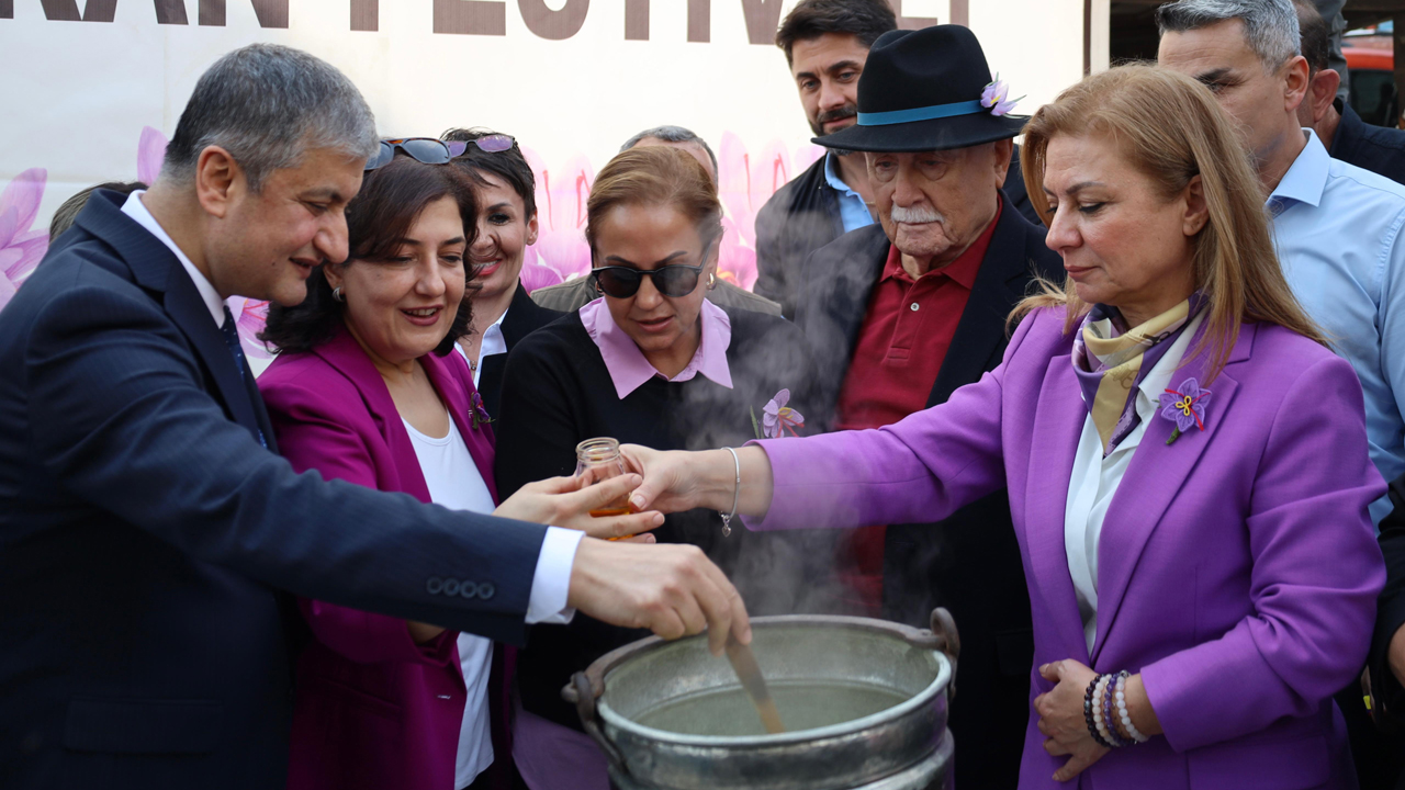 Safranbolu Kaymakamlığı, Safranbolu Belediyesi, Safranbolu Kültür ve Turizm Vakfı paydaşlığında düzenlenen, STK, Oda ve Dernekler tarafından desteklenen ve bu yıl 9’uncusu düzenlenen Safran Festivali, coşkulu bir kortej yürüyüşüyle başladı.