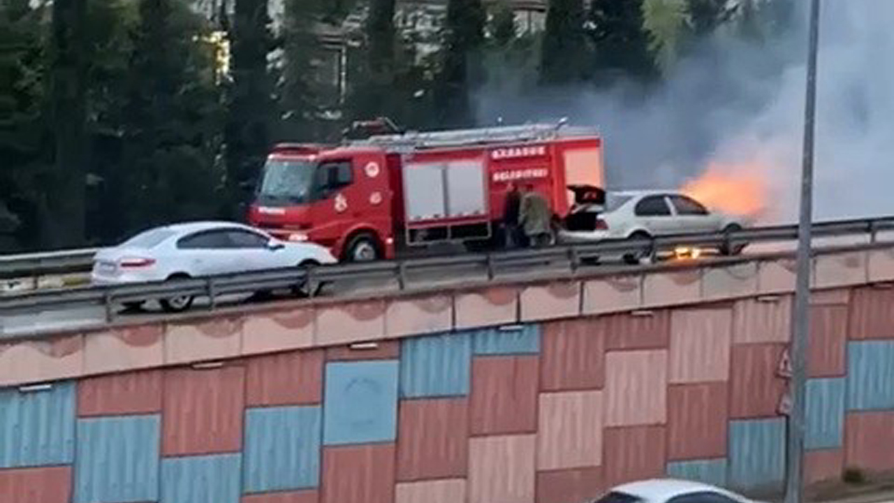 Karabük’te seyir halindeyken motor kısmı alev alan otomobil, itfaiye ekiplerinin hızlı müdahalesi sayesinde demir yığınına dönmekten kurtarıldı.