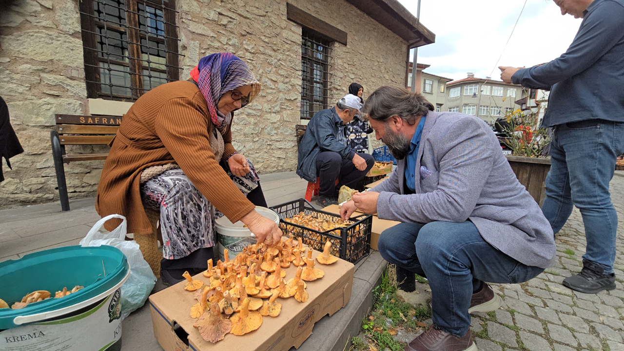 Karabük'ün Safranbolu ilçesinde ormanlık alanlarda yetişen kanlıca ve ebişke mantarı tezgahlarda yerini aldı. Bu yıl bol miktarda çıkan kanlıca mantarı kilosu 300 ila 500 TL'den alıcı buluyor.