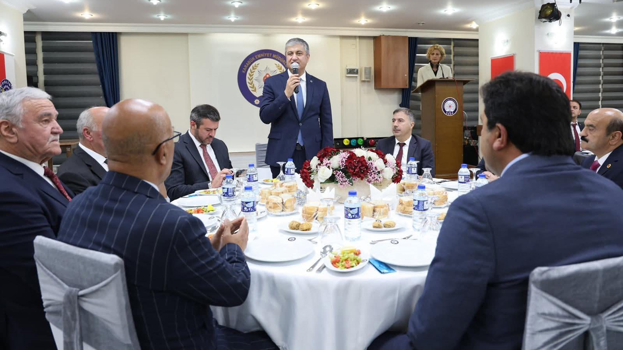 Karabük Valisi Mustafa Yavuz, Muhtarlar Günü dolayısıyla düzenlenen programda köy ve mahalle muhtarlarıyla bir araya geldi.