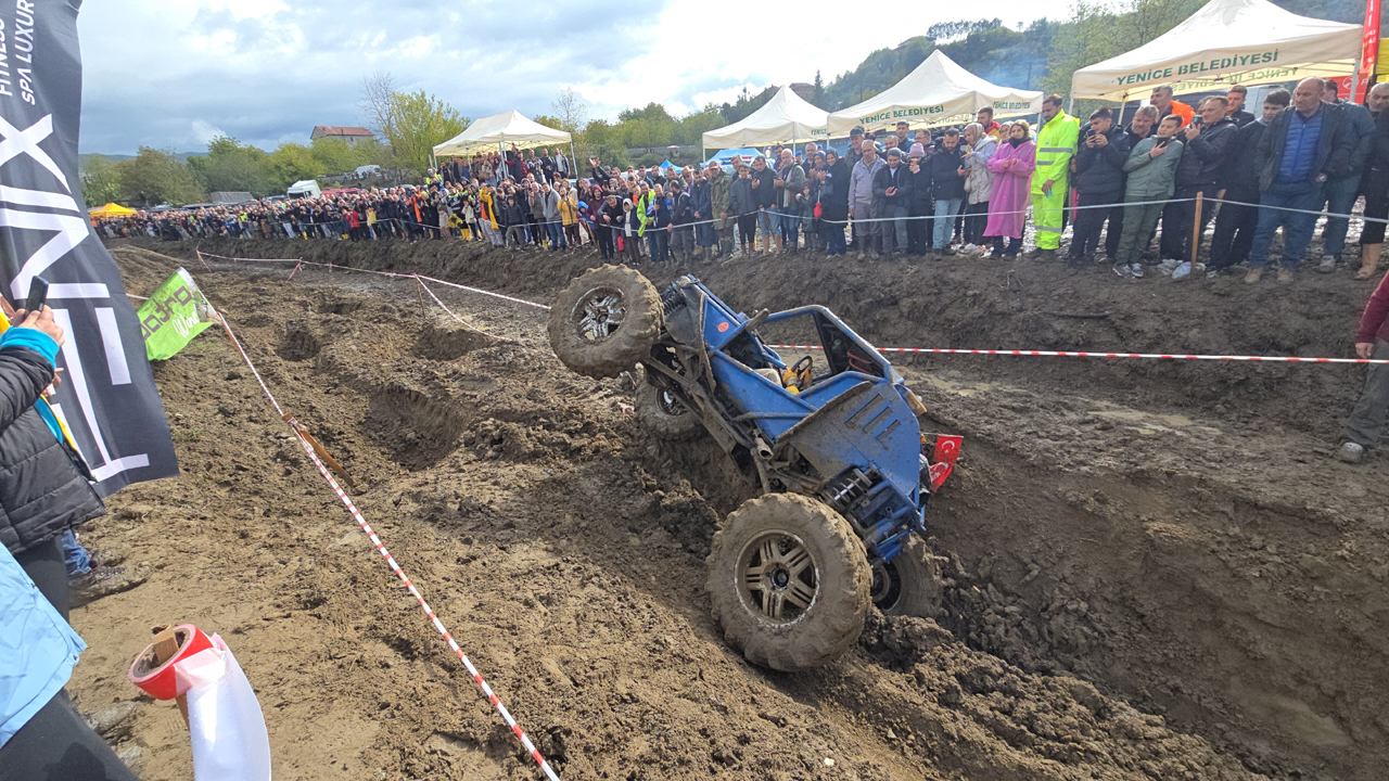 Karabük’ün Yenice ilçesinde bu yıl ilki düzenlenen "1. Yenice Doğa Kamp ve Off-Road Festivali", adeta nefesleri kesti. Binlerce doğa ve adrenalin tutkunu, zorlu parkurlarda kıyasıya yarışan araçları heyecanla takip etti.