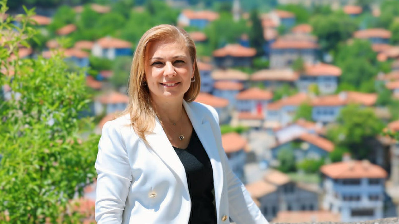 BAŞKAN ELİF KÖSE’DEN 24 KASIM ÖĞRETMENLER GÜNÜ MESAJI