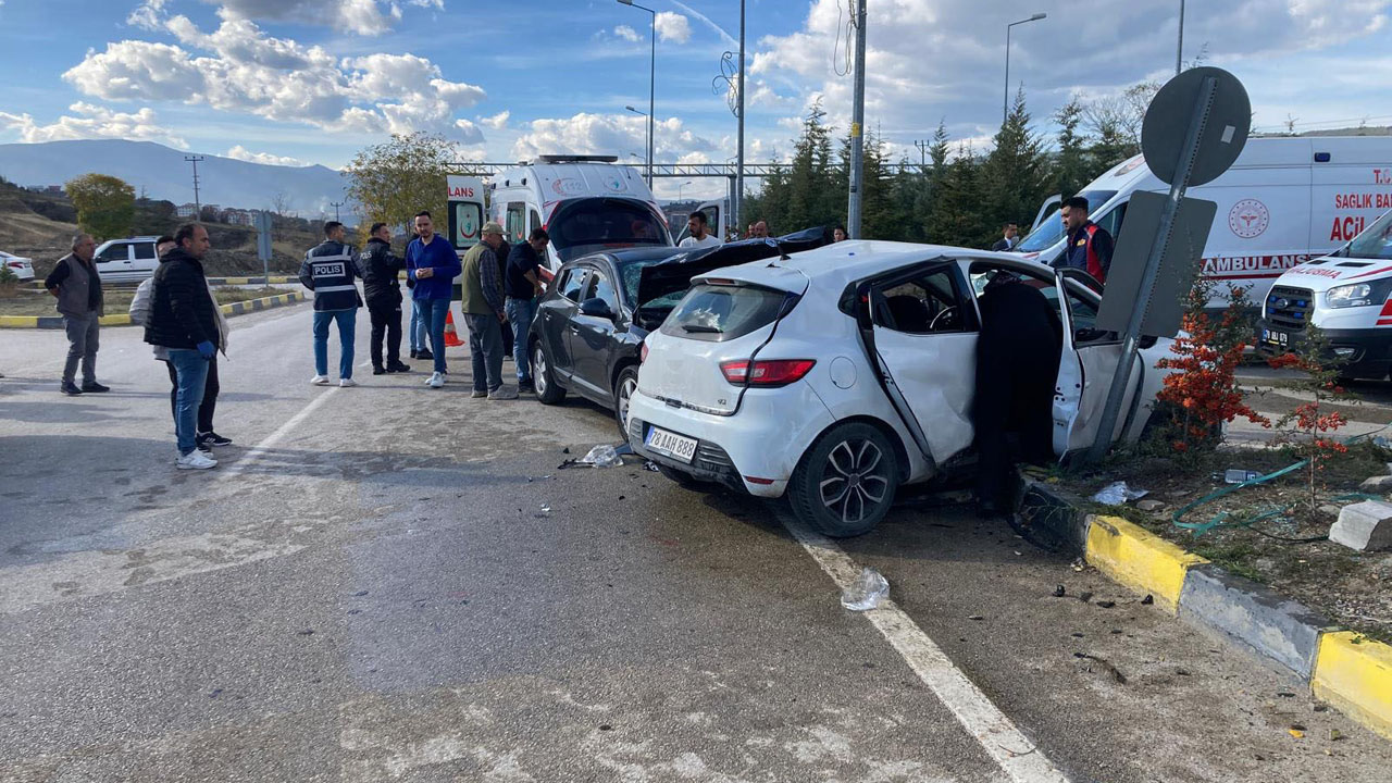 KARABÜK’TE İKİ OTOMOBİL ÇARPIŞTI: 7 YARALI