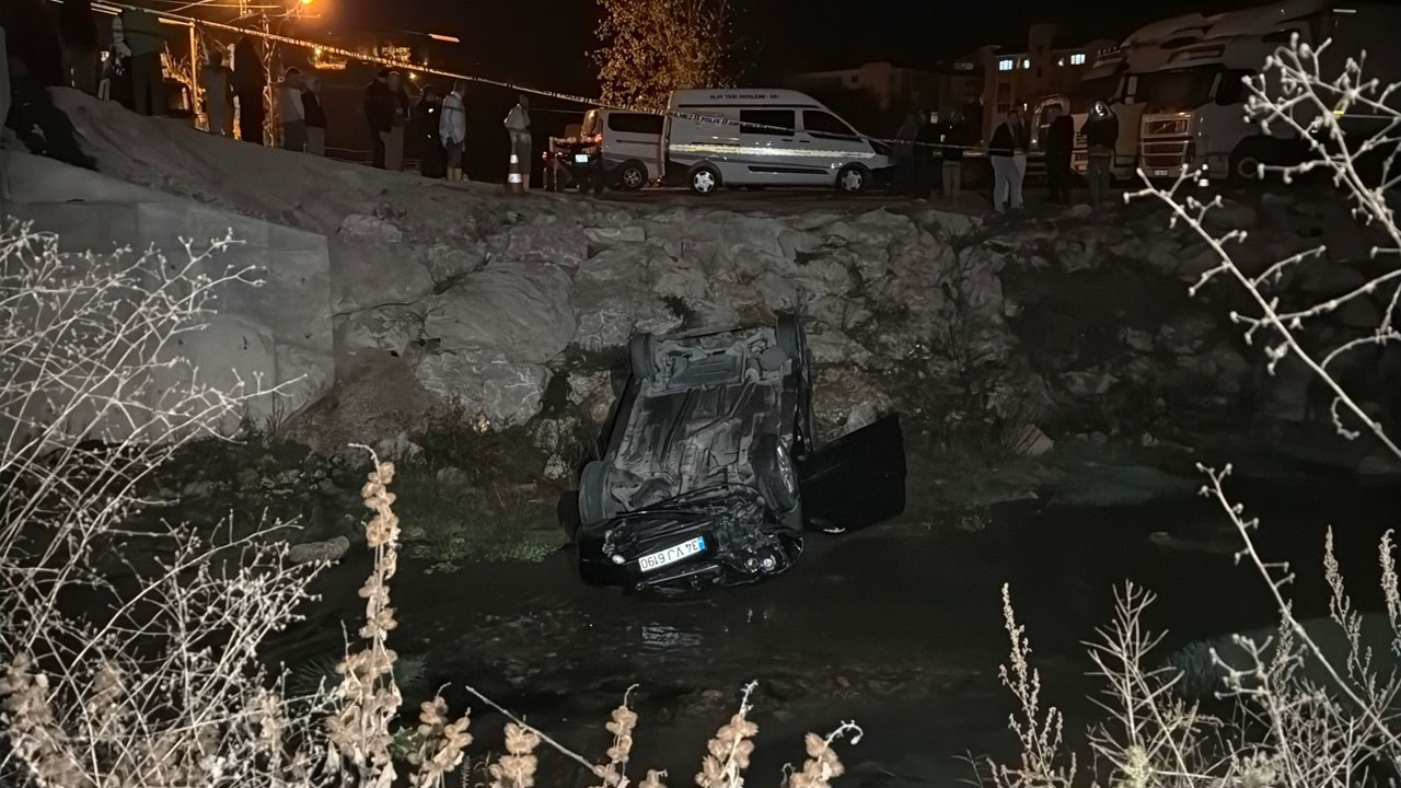 KONTROLDEN ÇIKAN OTOMOBİL DEREYE UÇTU: 1 ÖLÜ, 1 YARALI