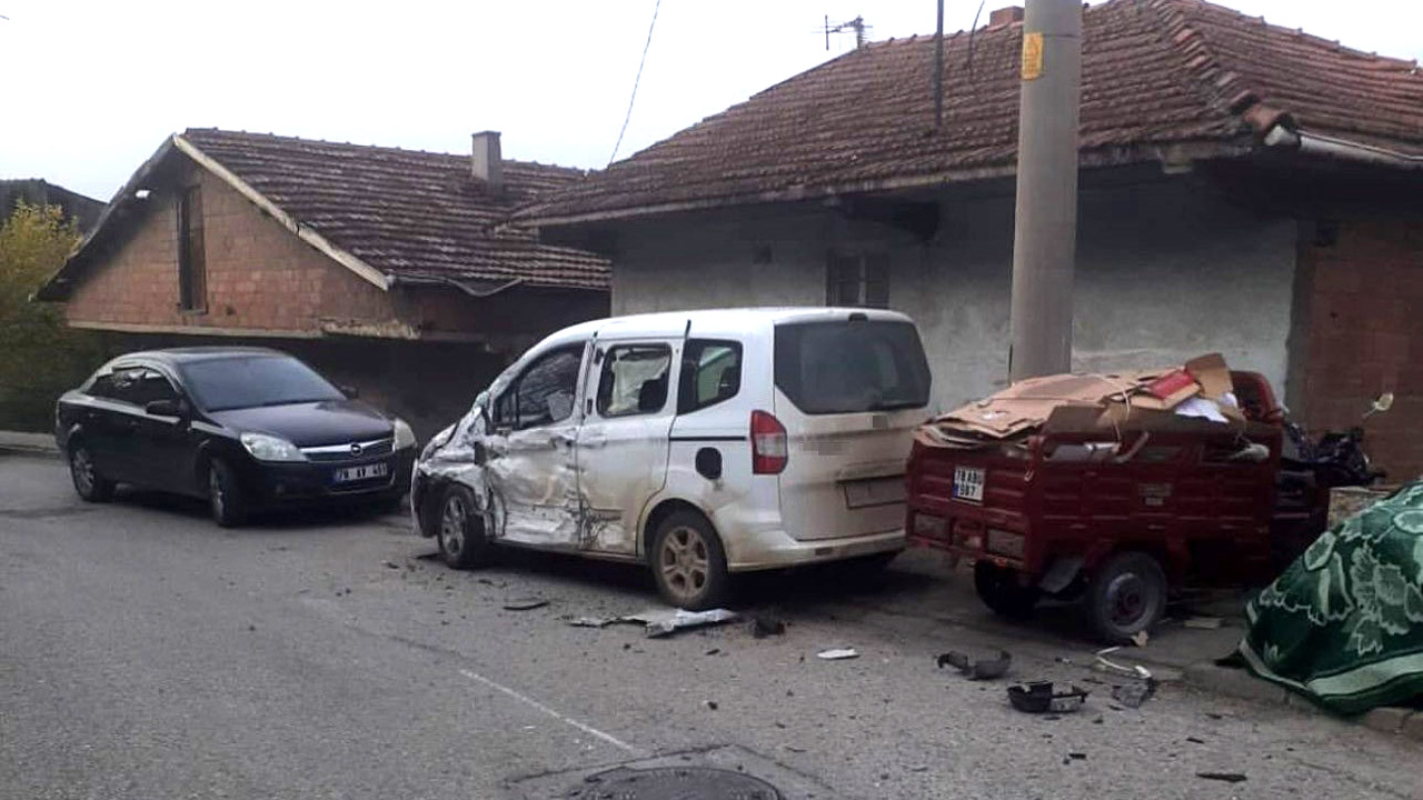 MİNİBÜS İLE HAFİF TİCARİ ARAÇ ÇARPIŞTI: 2 YARALI