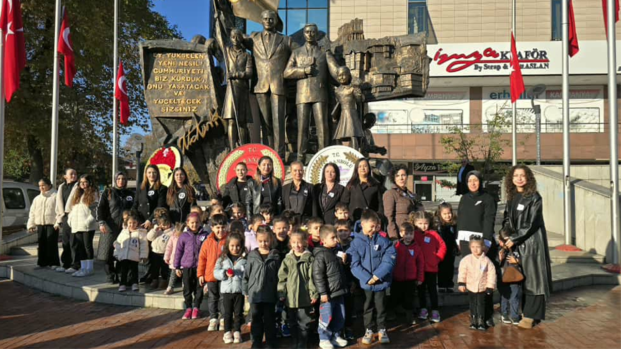 SAFRANBOLU’DA İŞÇİLER KORNALARLA, MİNİKLER KARANFİLLERLE ATATÜRK’Ü ANDI
