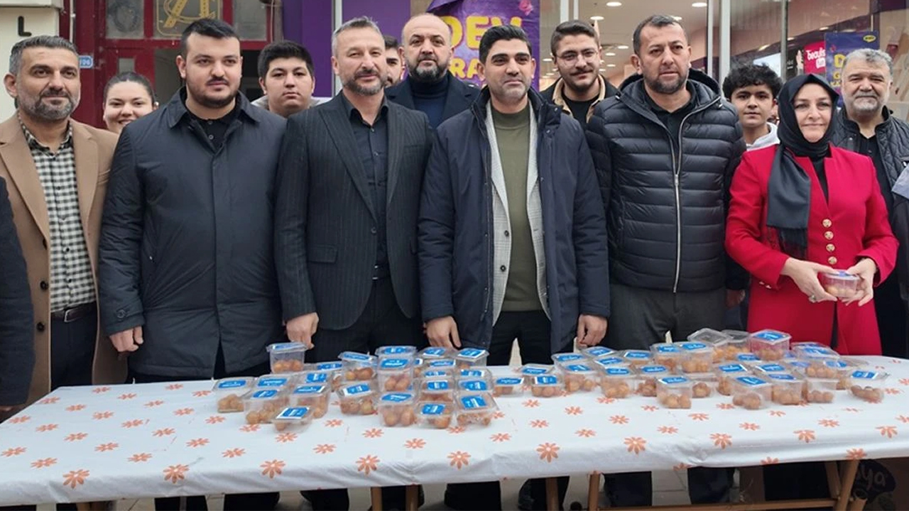 AK PARTİ İL BAŞKANLIĞI’NDAN REGAİP KANDİLİNDE LOKMA DAĞITTI