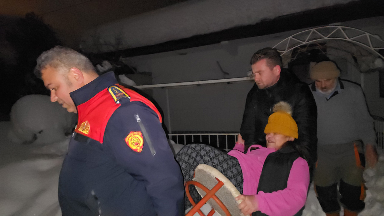 EVLERİNDE MAHSUR KALAN ENGELLİ ANNE VE KIZI EKİPLERCE KURTARILDI