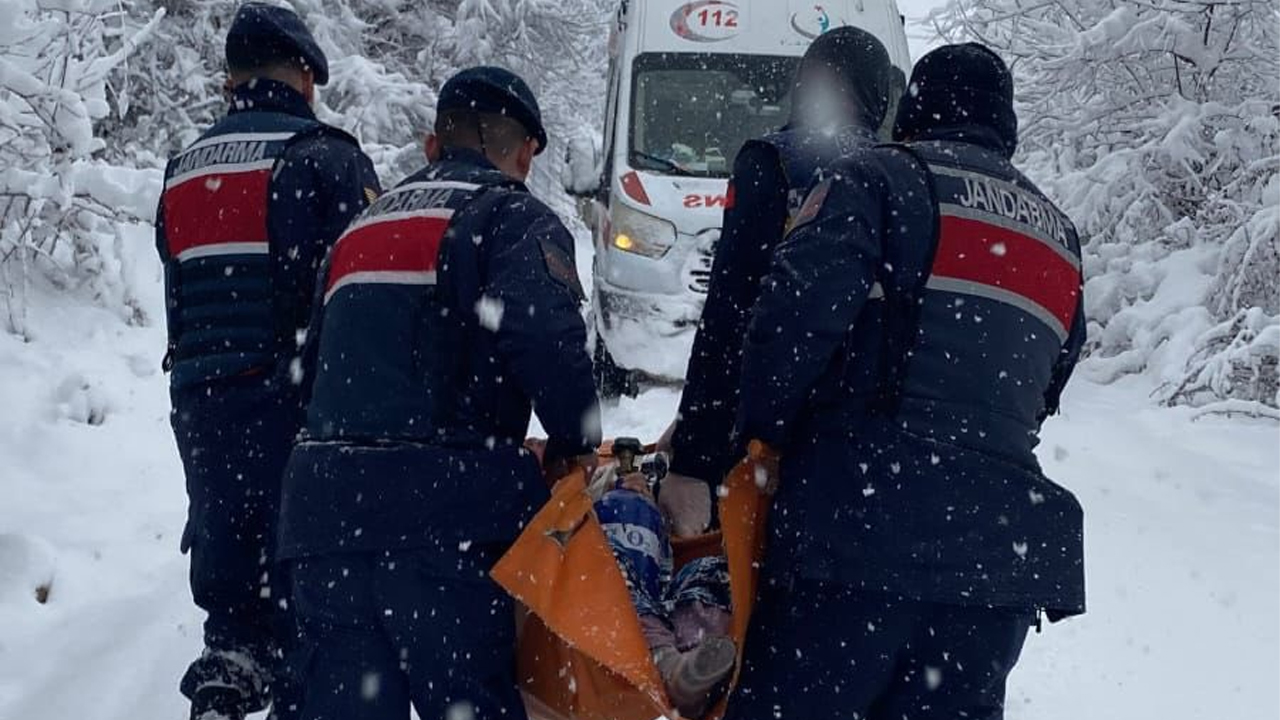 HASTA VATANDAŞ KAR YAĞIŞI ALTINDA HASTANEYE ULAŞTIRILDI