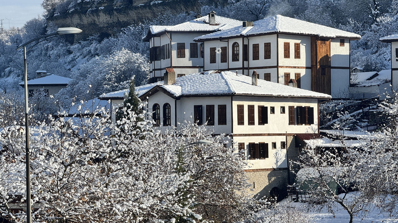 SAFRANBOLU KAR MANZARALARIYLA MEST EDİYOR