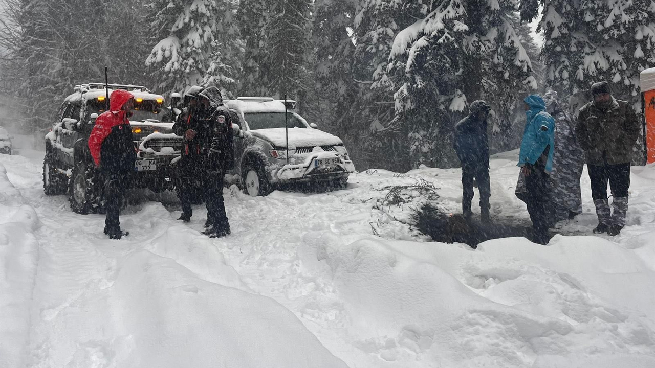 SARIÇİÇEK YAYLASI’NDA MAHSUR KALAN 7 KİŞİ KURTARILDI