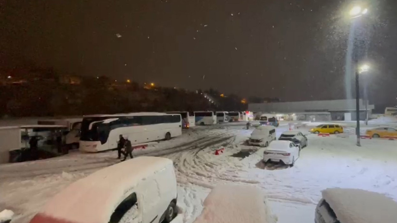 TRAFİK KAPATILDI YOLCULAR OTOBÜSLERDE SABAHLADI