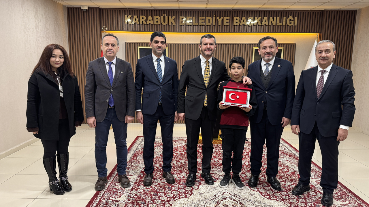 12 YAŞINDAKİ TÜRKMEN ÖĞRENCİNİN MİLLİ DUYARLILIĞI ÖDÜLLE TAÇLANDI