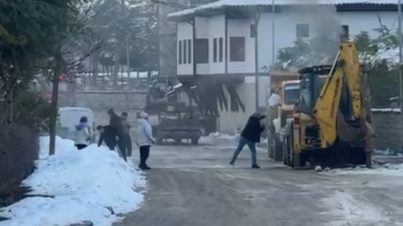 İŞ MAKİNESİNDE ÇIKAN YANGINI KARLA SÖNDÜRMEYE ÇALIŞTILAR