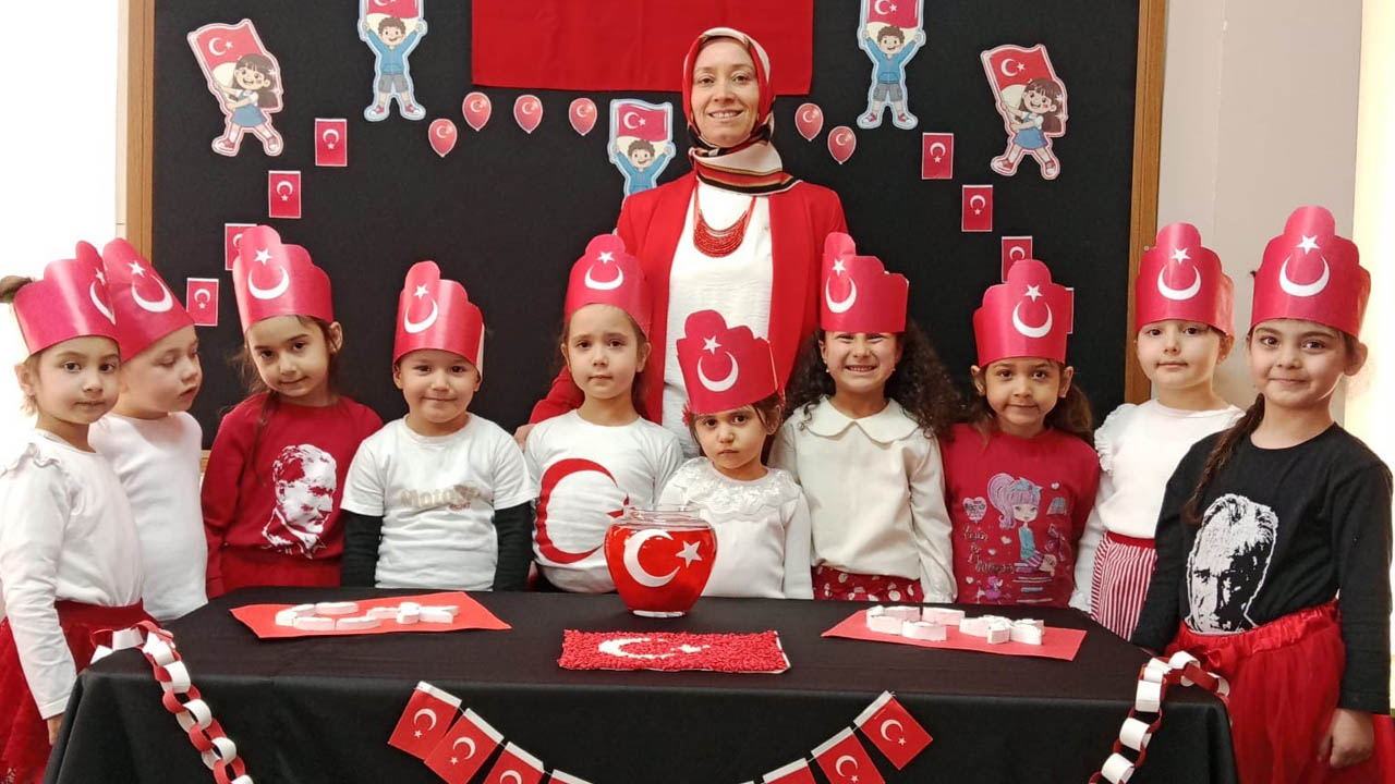 KARABÜK BELEDİYESİ KAMER’DE MİNİKLERE BAYRAK BİLİNCİ AŞILANDI