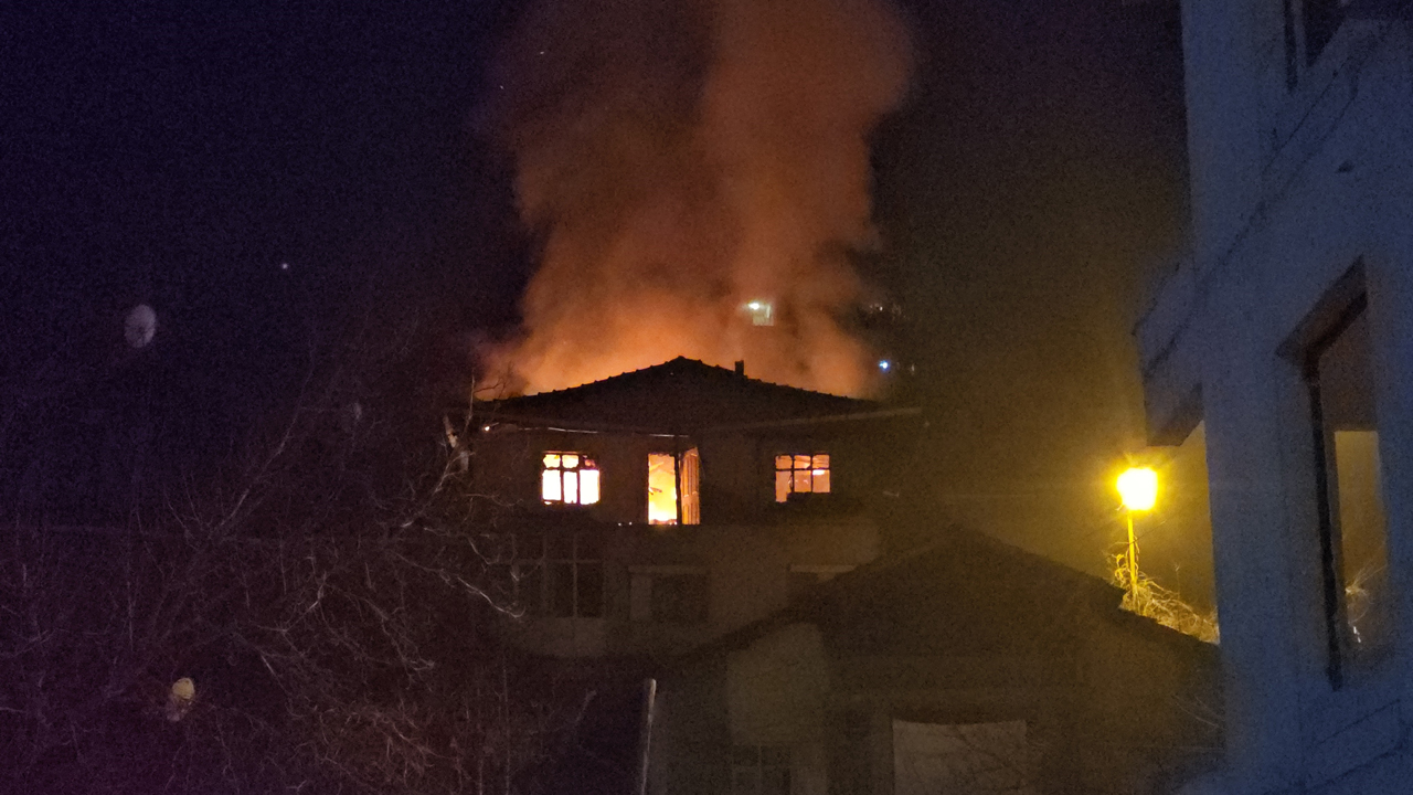 KARABÜK’TE 3 KATLI BİNADA YANGIN