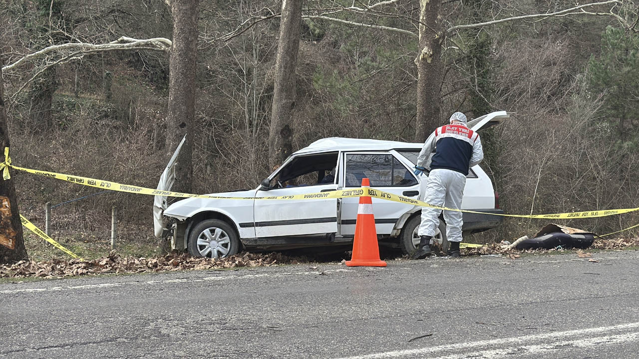 KARABÜK’TE OTOMOBİL AĞACA ÇARPTI: 1 ÖLÜ, 2 YARALI