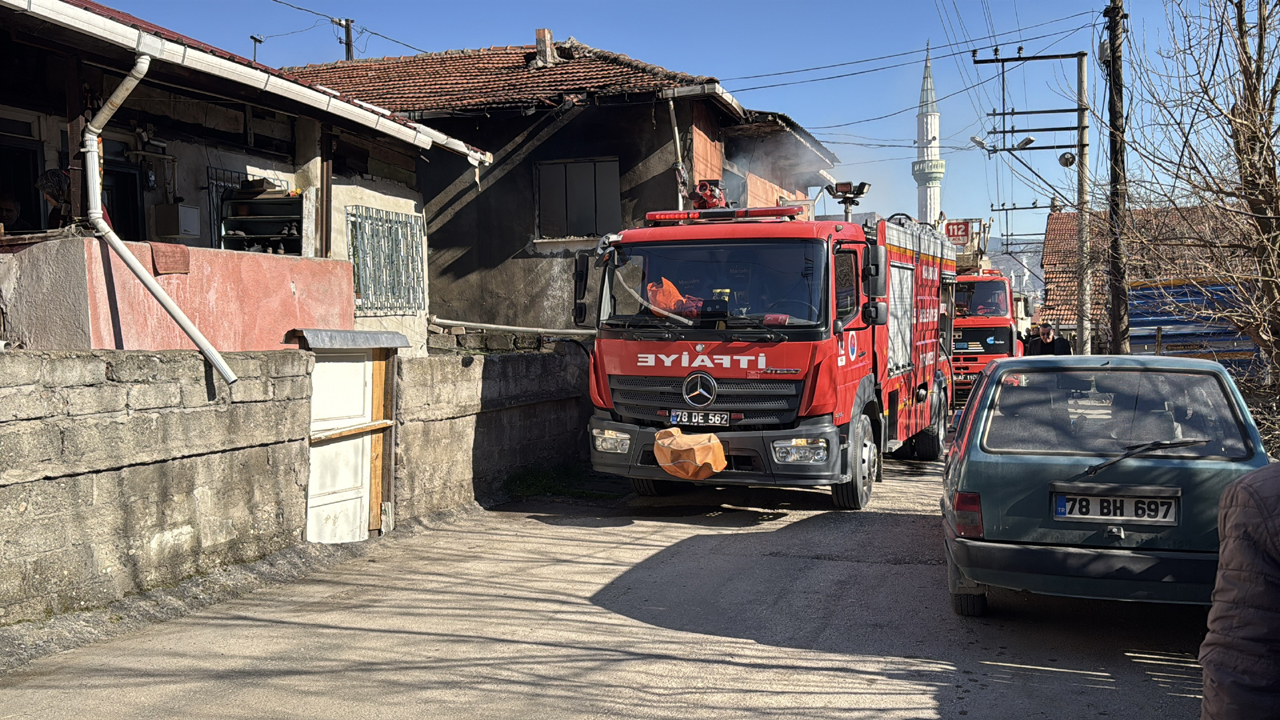 KARABÜK’TE TEK KATLI EVDE ÇIKAN YANGIN SÖNDÜRÜLDÜ