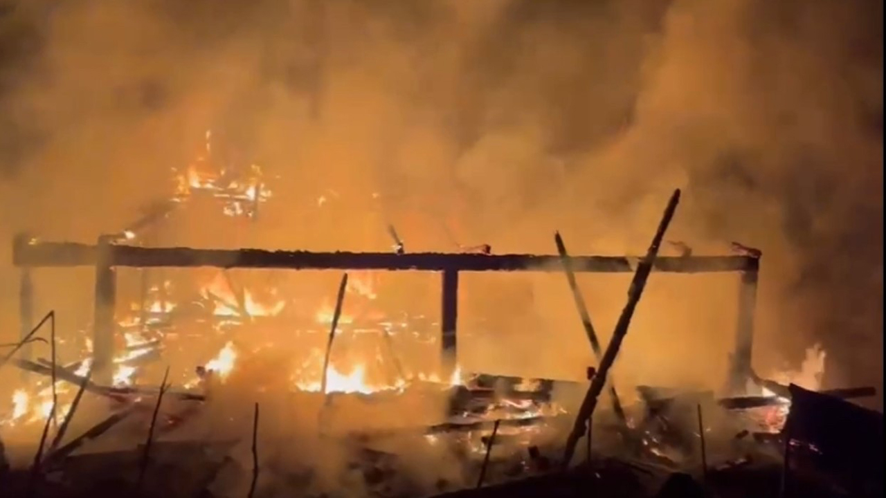 ALEVLERE TESLİM OLAN AHŞAP EV KÜLE DÖNDÜ