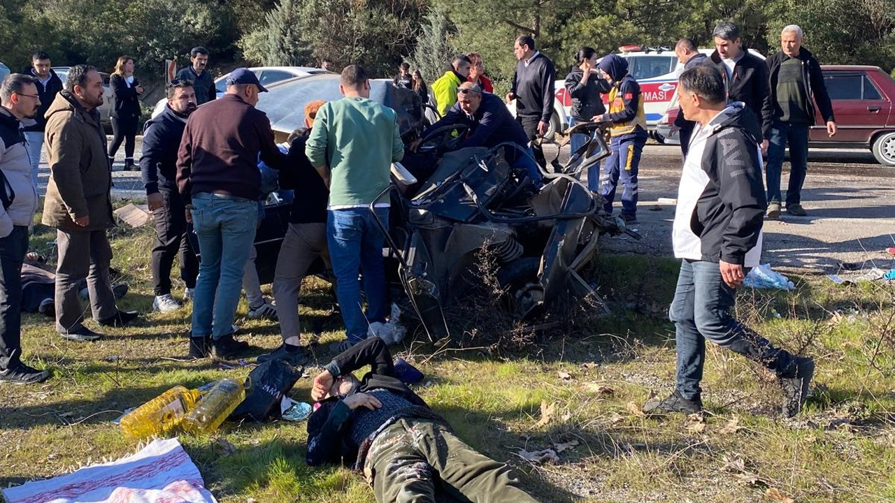 KAMYONLA ÇARPIŞAN OTOMOBİL DEMİR YIĞININA DÖNDÜ: 2 ÖLÜ