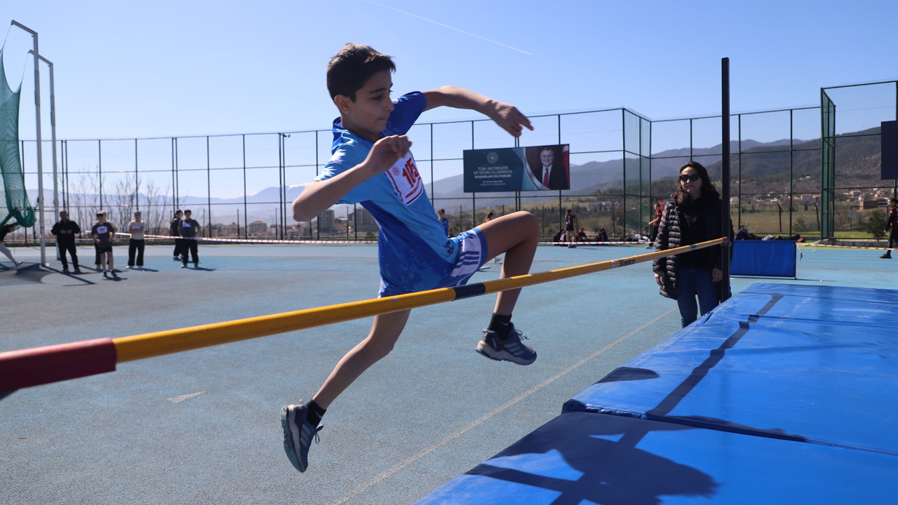 OKUL SPORLARI PUANLI ATLETİZM İL BİRİNCİLİĞİ SAFRANBOLU’DA YAPILDI