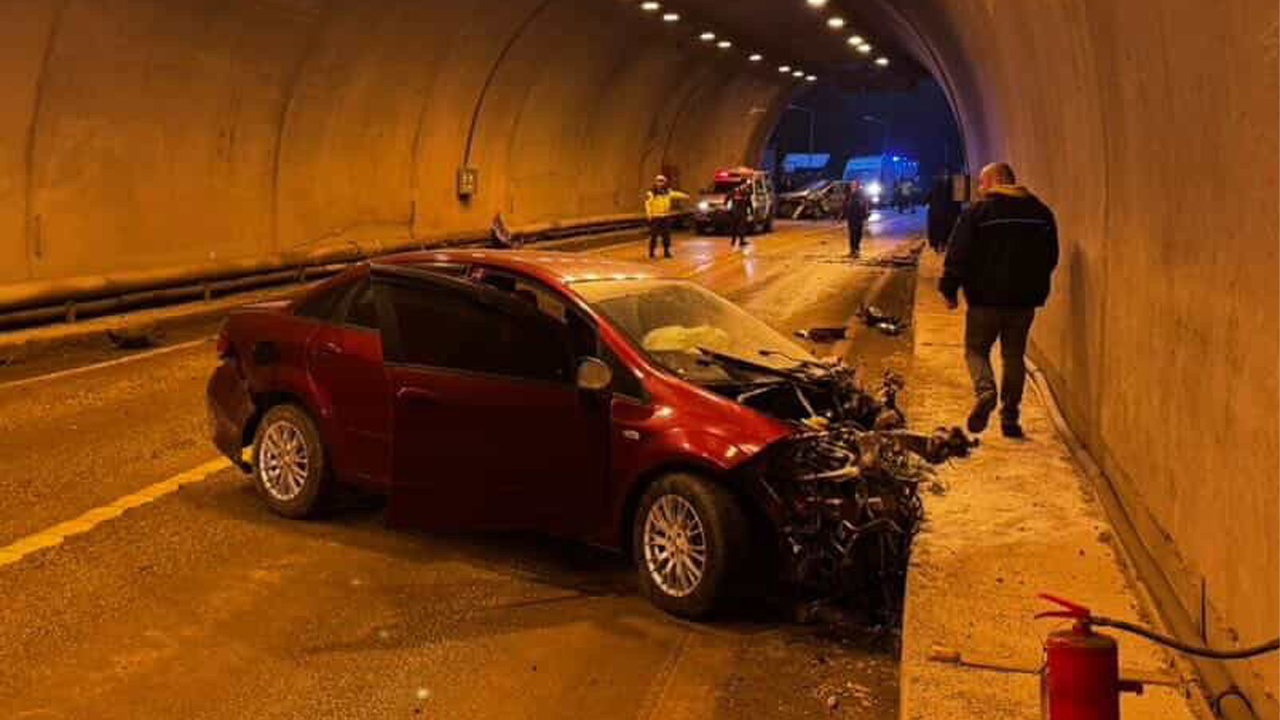 TÜNELDE İKİ OTOMOBİL ÇARPIŞTI: 7 YARALI