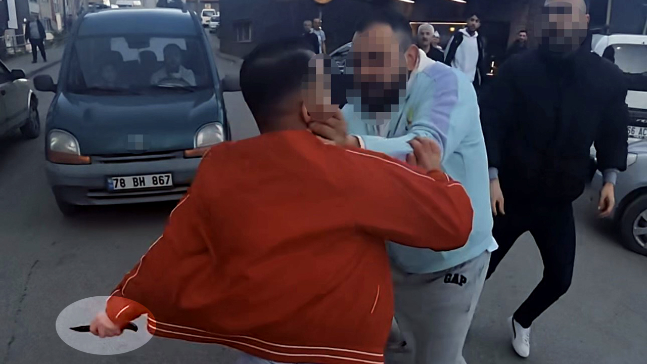 YOL VERME KAVGASINDA BIÇAK ÇEKEN ADAMI VATANDAŞLAR ENGELLEDİ