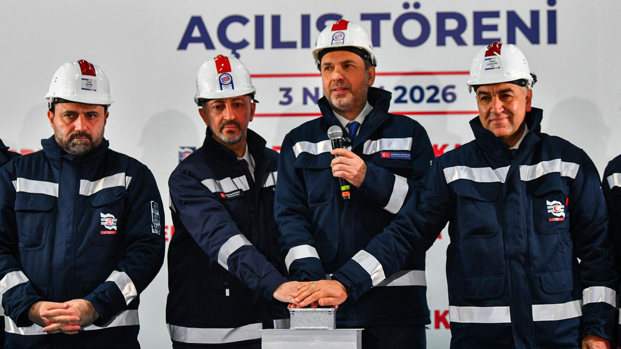 BAKAN BAYRAKTAR’A ‘KARDEMİR ONURSAL BAŞKANLIĞI’ UNVANI VERİLDİ