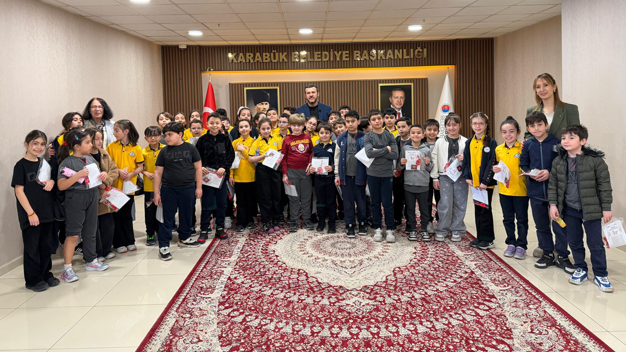 BELEDİYE BİNASI ÇOCUK SESLERİYLE ŞENLENDİ