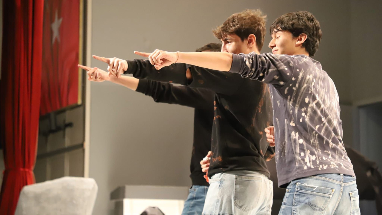 KARABÜK’TE GENÇLER TİYATRO SAHNESİNDE YARIŞTI