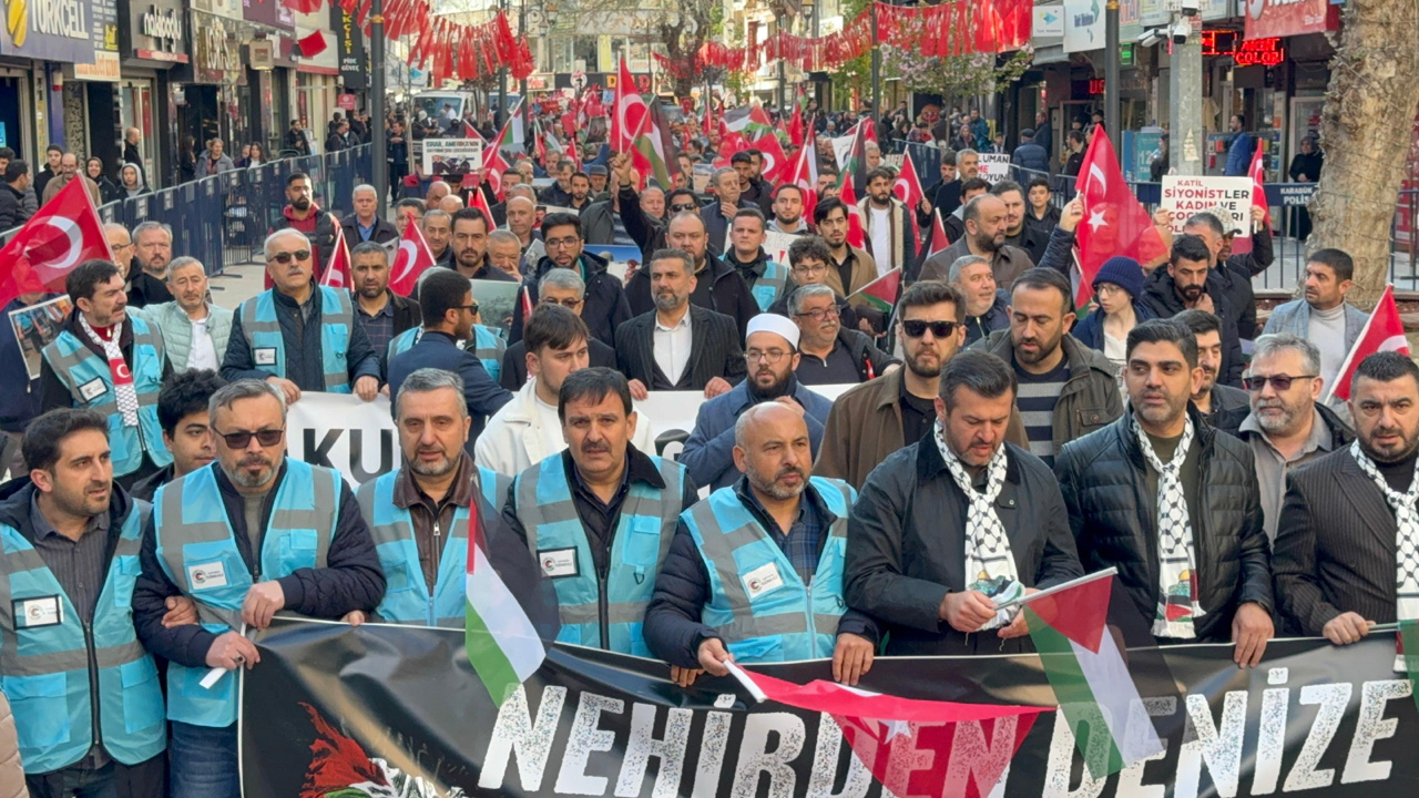 KARABÜK’TE YÜZLERCE KİŞİ GAZZE İÇİN YÜRÜDÜ