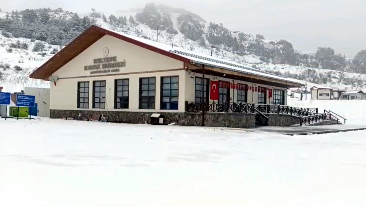 KELTEPE KAYAK MERKEZİ NİSAN AYINDA BEYAZ ÖRTÜYLE KAPLANDI