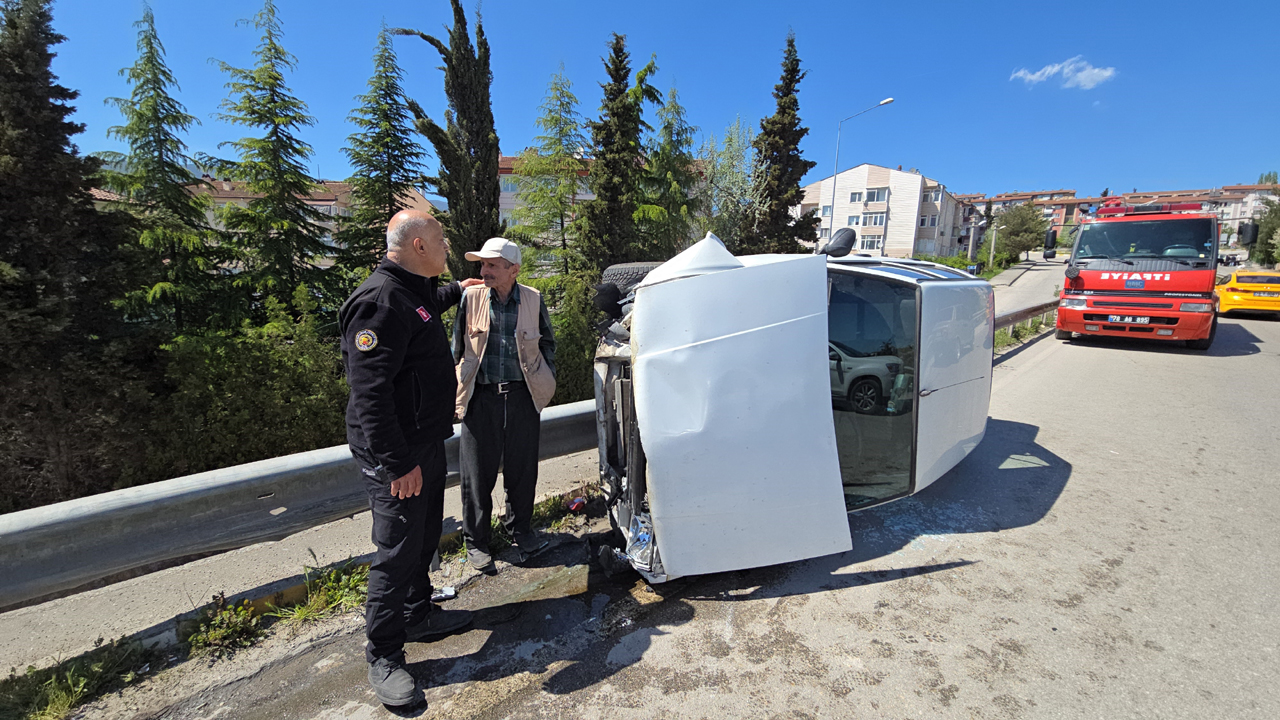 KÖPRÜDE KONTROLDEN ÇIKAN OTOMOBİL YAN DEVRİLDİ