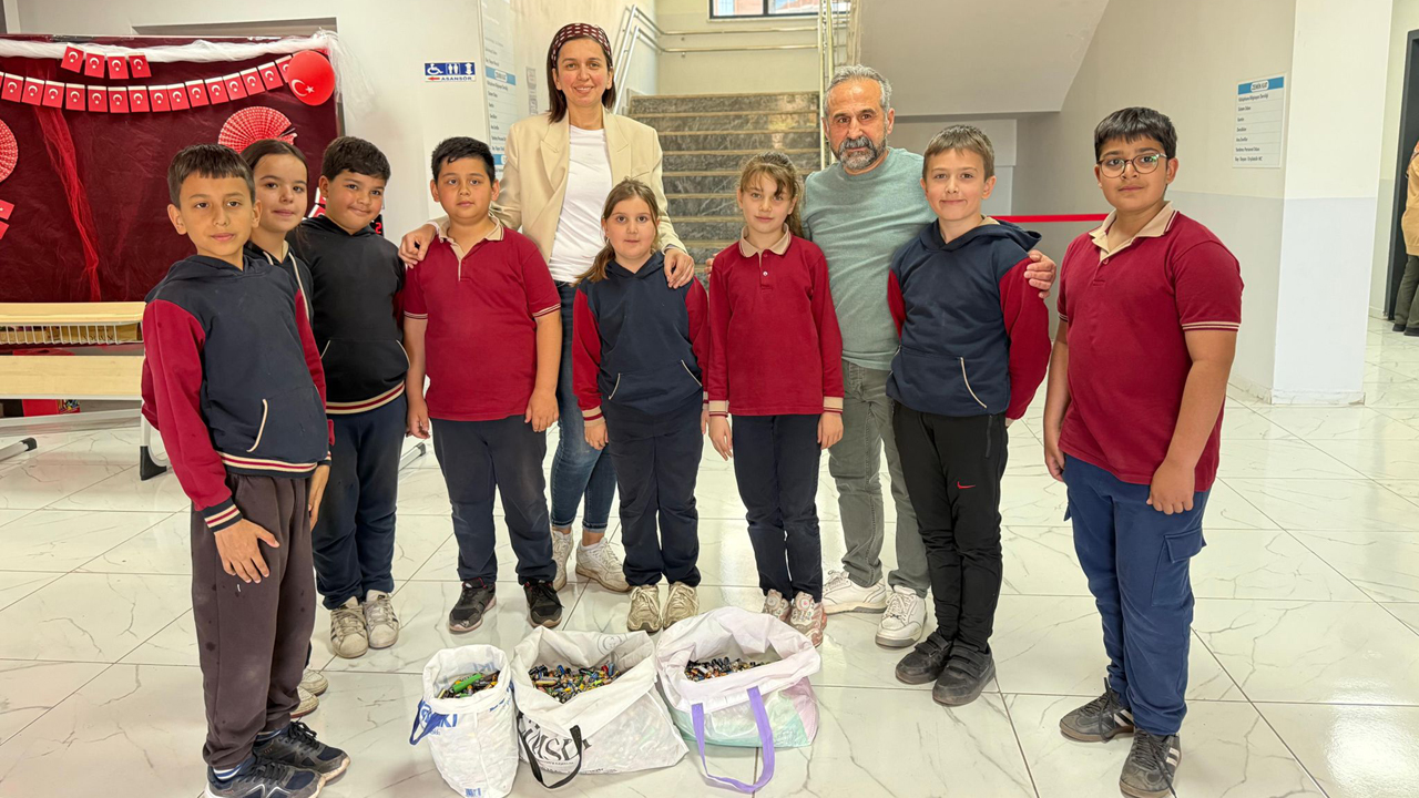 MİNİK ÖĞRENCİLER KAPI KAPI DOLAŞIP ATIK PİL TOPLADILAR