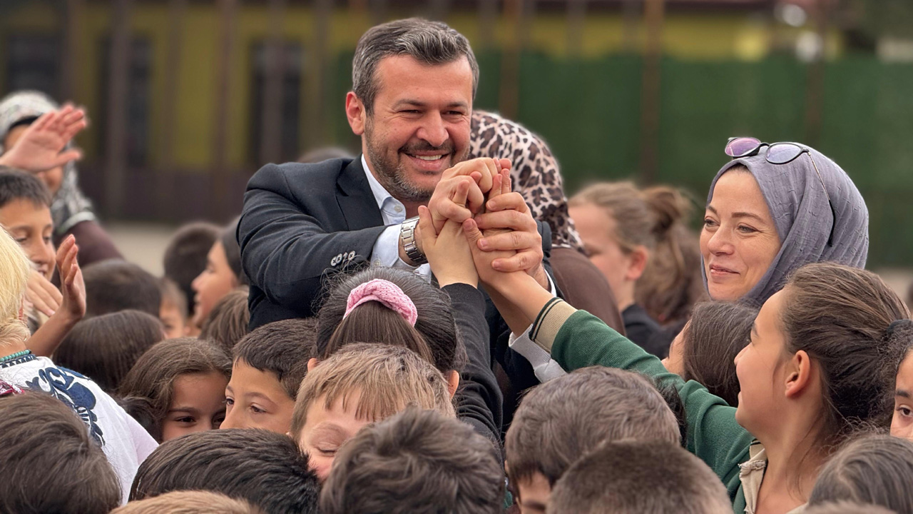 MİNİKLERDEN BAŞKAN ÇETİNKAYA’YA SEVGİ SELİ