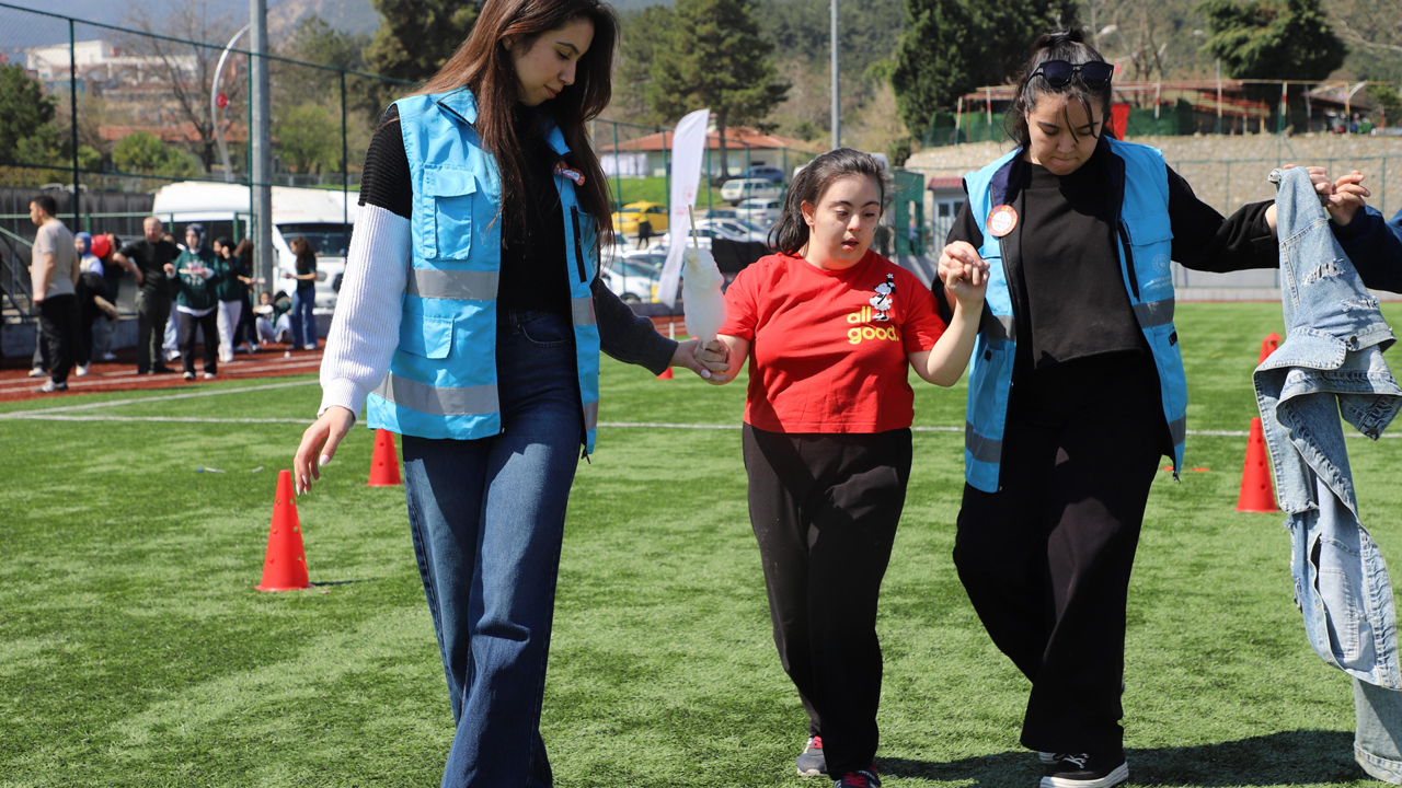 OTİZM FARKINDALIK GÜNÜ’NDE ÖZEL ÖĞRENCİLER FUTBOL SAHASINDA BULUŞTU
